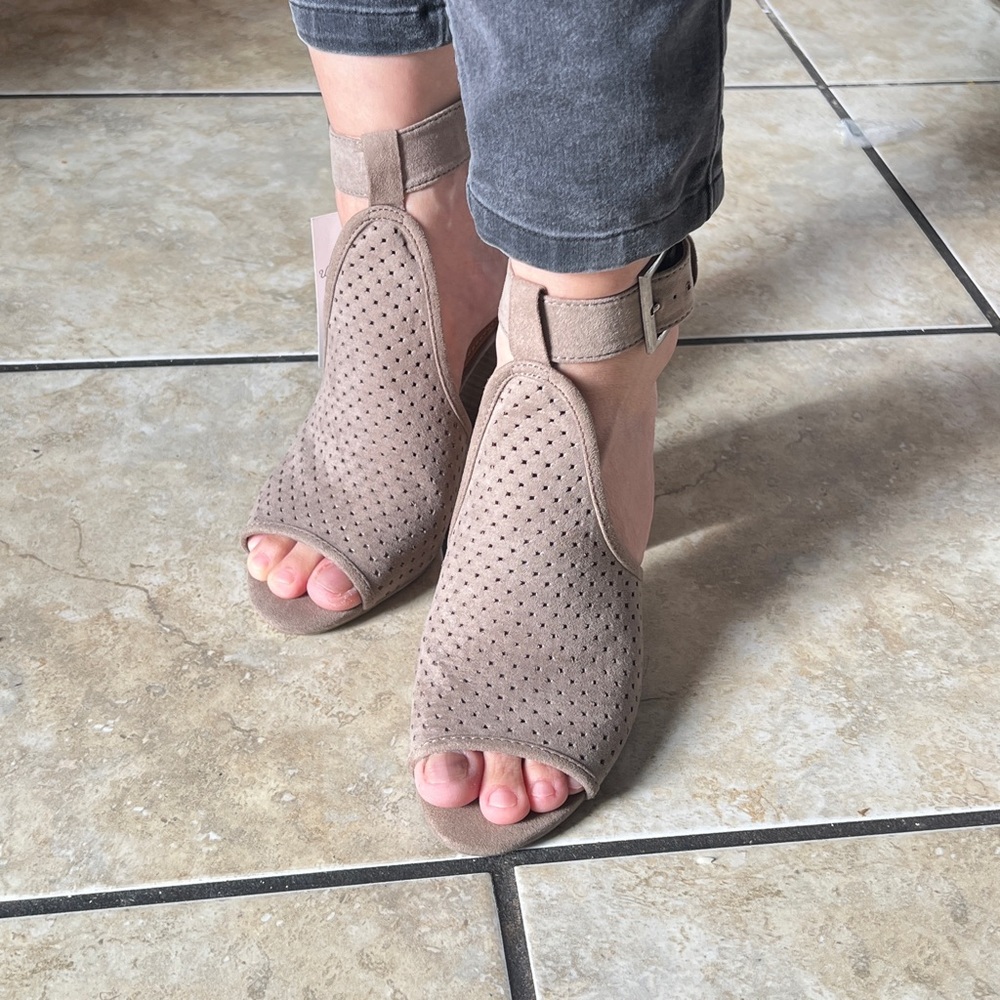 Universal Thread Ladies shoes - Picture 6 of 8